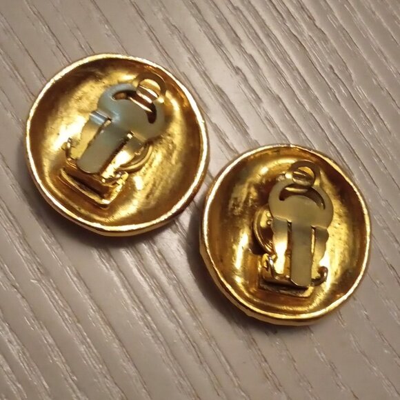 Chanel Vintage Clip on Earrings - Picture 16 of 17